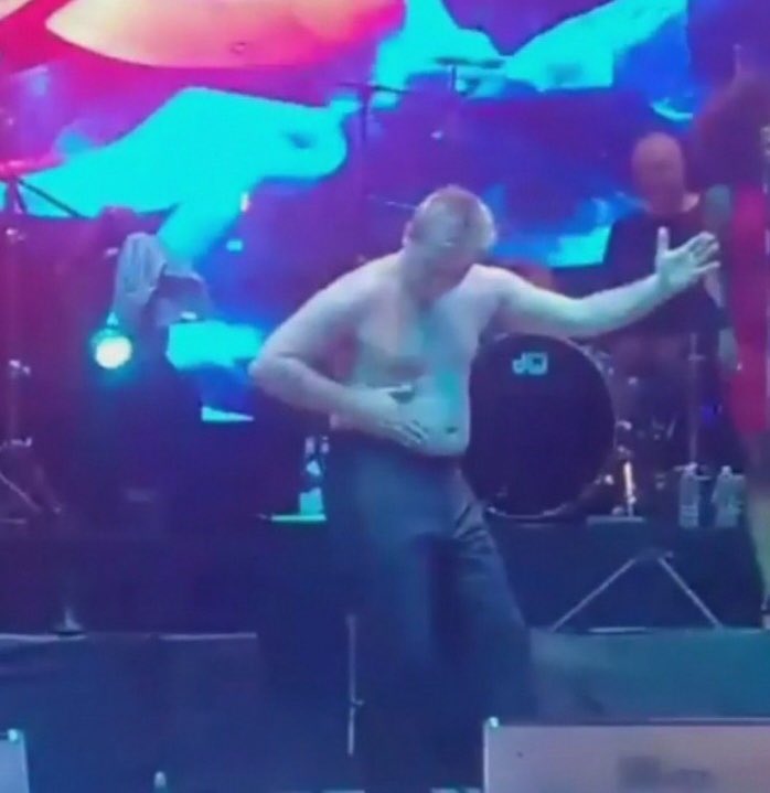 Cristian Castro se encuero en concierto