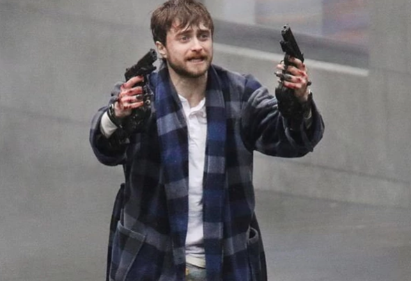 daniel-radcliffe-guns-akimbo-grabacion-bata-set-auckland-nueva-zelanda