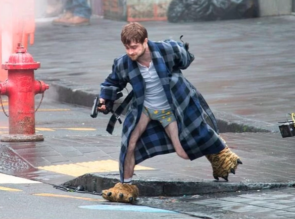 daniel-radcliffe-guns-akimbo-grabacion-bata-set-auckland-nueva-zelanda