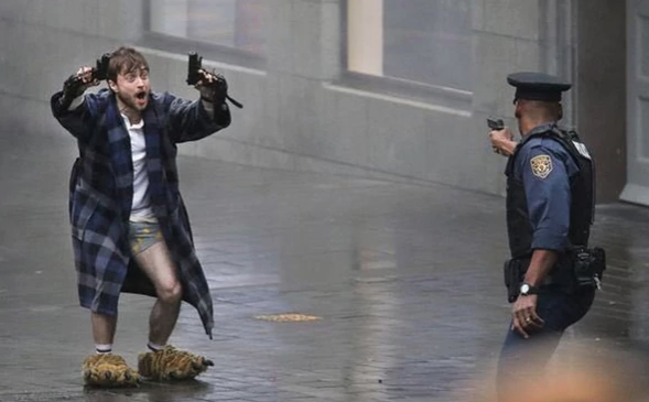 daniel-radcliffe-guns-akimbo-grabacion-bata-set-auckland-nueva-zelanda