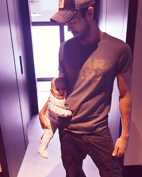 Anna Kournikova baila con su bebe