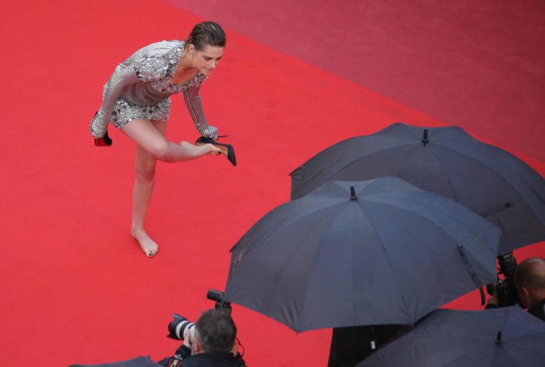kristen-stewart-se-quita-los-tacones-alfombra-roja-cannes-1