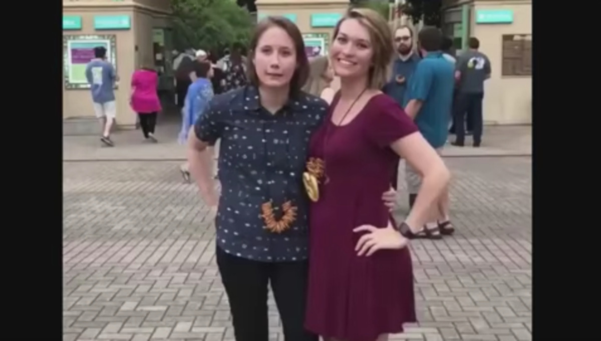 Pareja Propone Matrimonio Sin Planearlo lesbianas