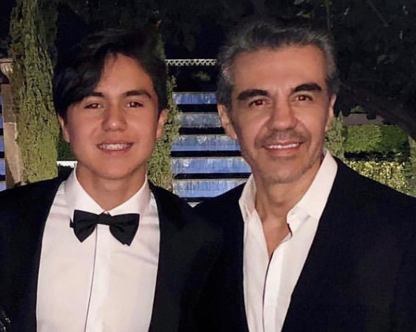 Adrian Uribe Reaparece 