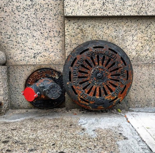 Artista transforma los paisajes urbanos en obras creativas y divertidas