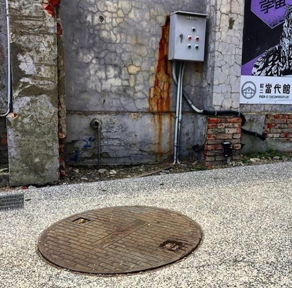 Artista transforma los paisajes urbanos en obras creativas y divertidas