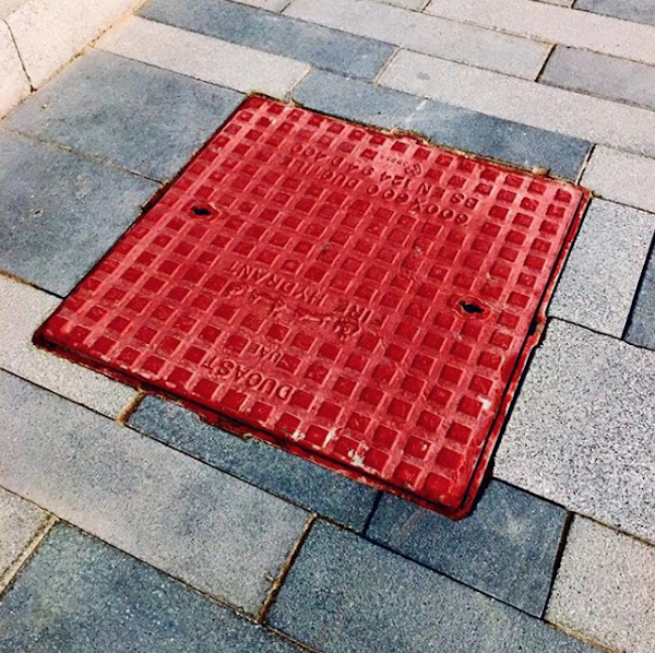 Artista transforma los paisajes urbanos en obras creativas y divertidas