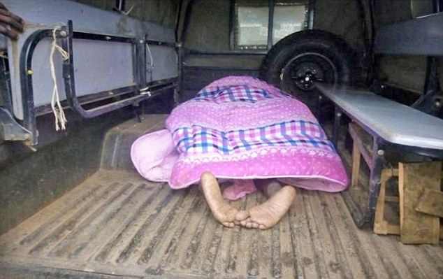 foto-pareja-pegada-parte-trasera-camioneta-donde-la-llevaron-hospital-kenia