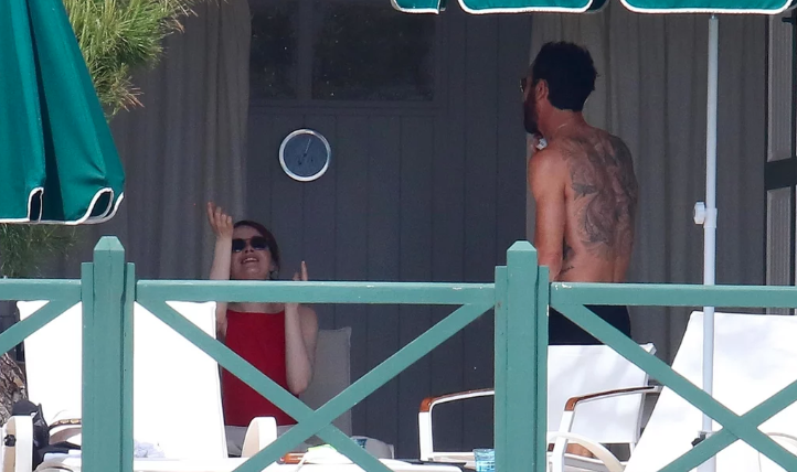emma-stone-fotos-bikini-justin-theroux-sur-francia
