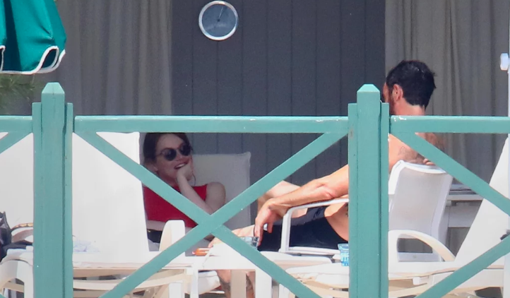 emma-stone-fotos-bikini-justin-theroux-sur-francia