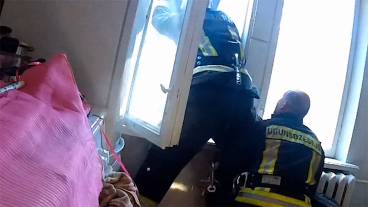 Bombero atrapa mujer suicida mientras ella caÃ­a