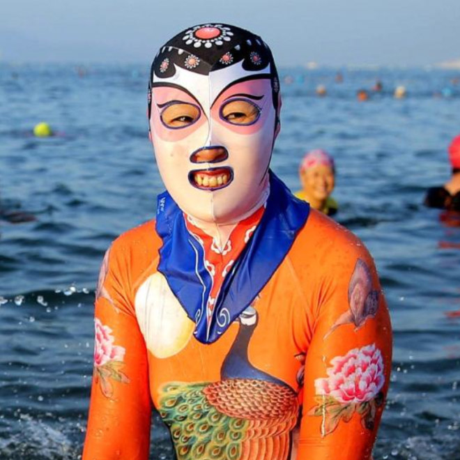 modelos-usando-moda-idiota-china-facekini-bikini-cara
