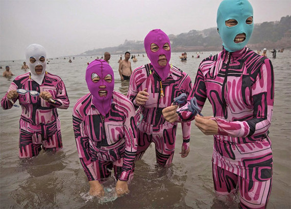 modelos-usando-moda-idiota-china-facekini-bikini-cara