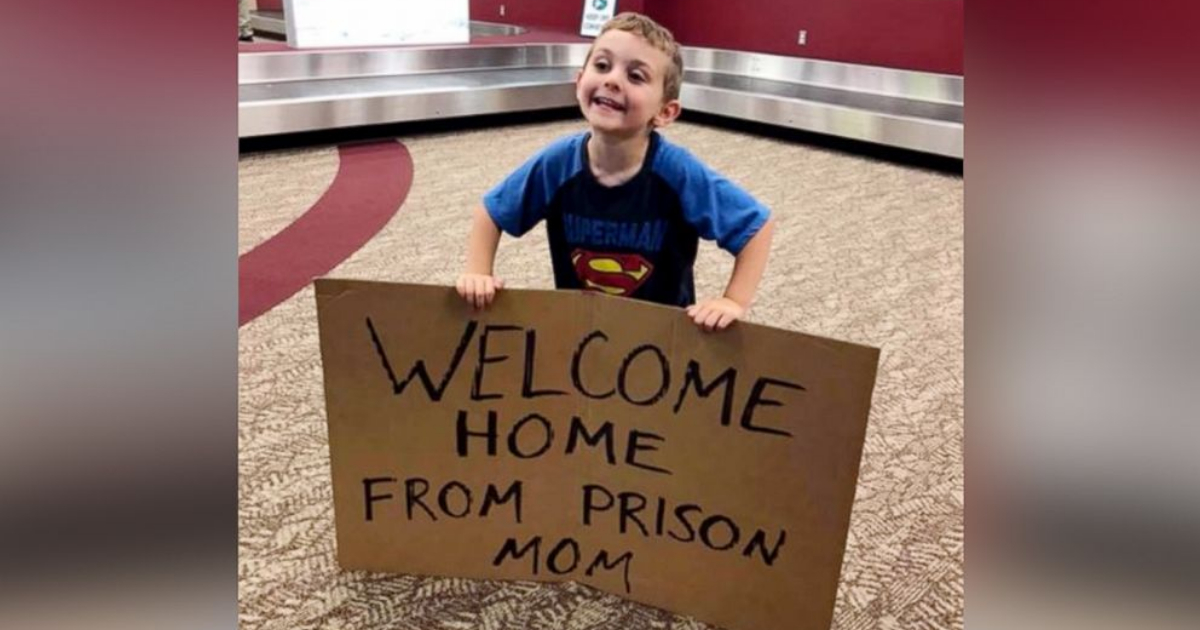 Niño Da Bienvenida, Mamá Aeropuerto, Letrero Bienvenida, Aeropuerto, Niños, Mamá Regresa Carcel