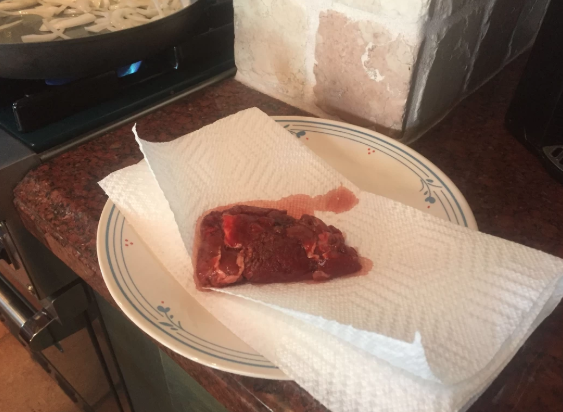 Sujetos comen tacos de pierna amputada de su amigo