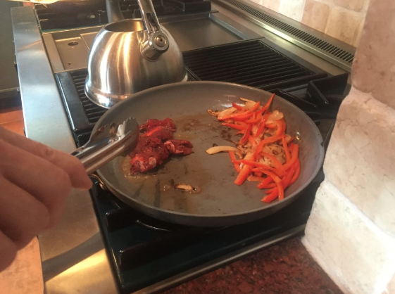 Sujetos comen tacos de pierna amputada de su amigo