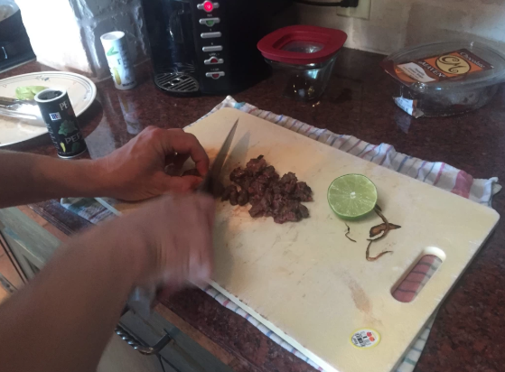 Sujetos comen tacos de pierna amputada de su amigo