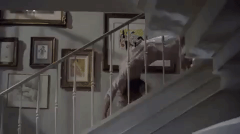 Exorcista niña bajando escaleras