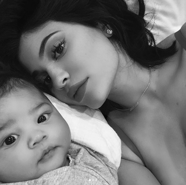 fotos-hija-stormi-kylie-jenner-kardashian-instagram
