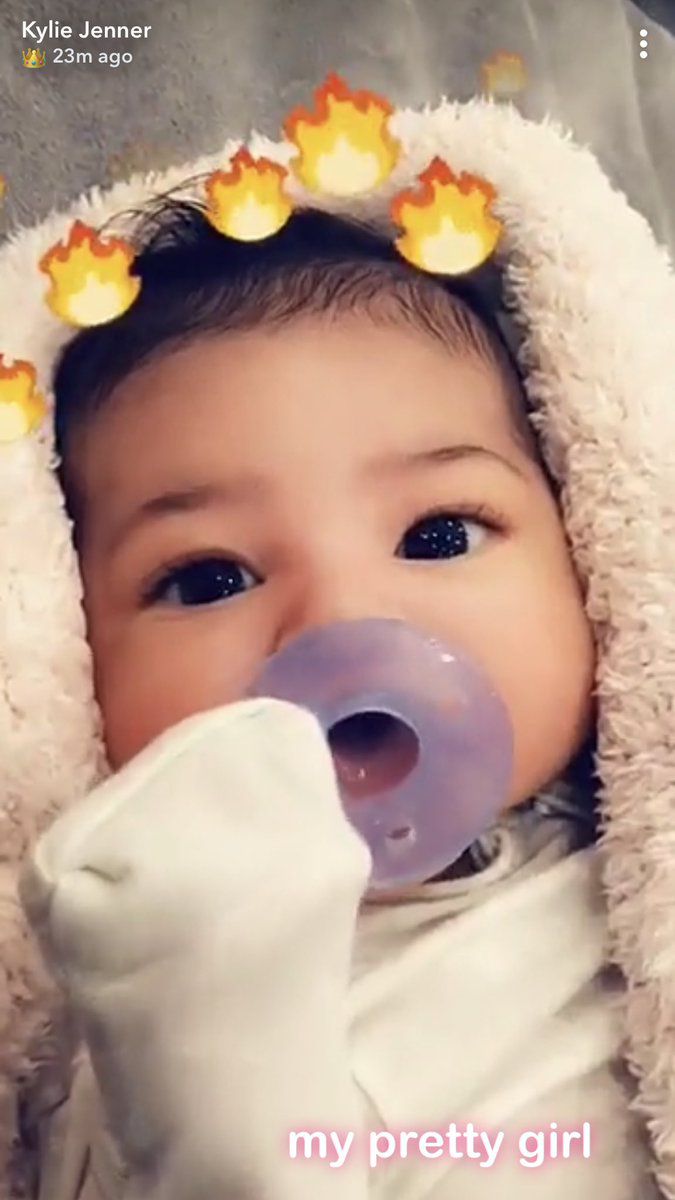 fotos-hija-stormi-kylie-jenner-kardashian-instagram