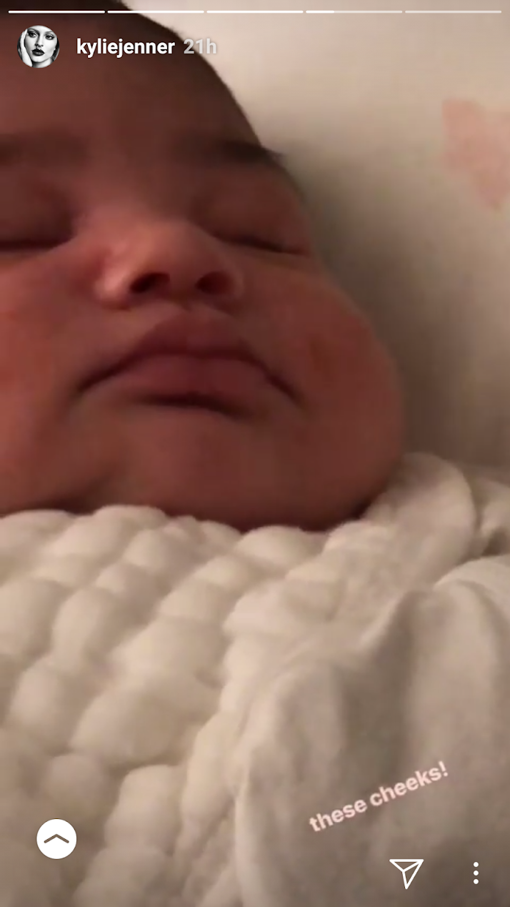 fotos-hija-stormi-kylie-jenner-kardashian-instagram