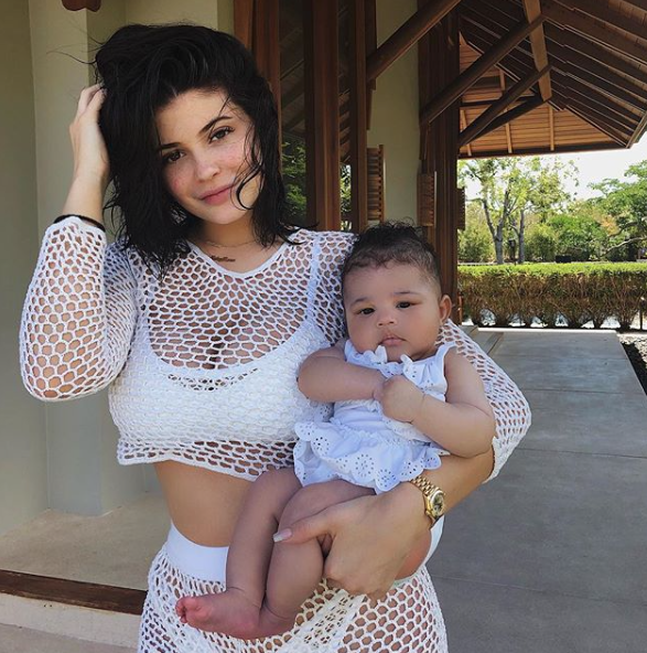 fotos-hija-stormi-kylie-jenner-kardashian-instagram