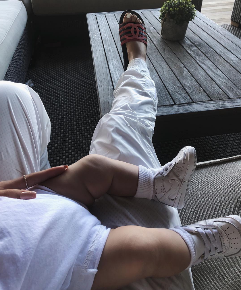 fotos-hija-stormi-kylie-jenner-kardashian-instagram
