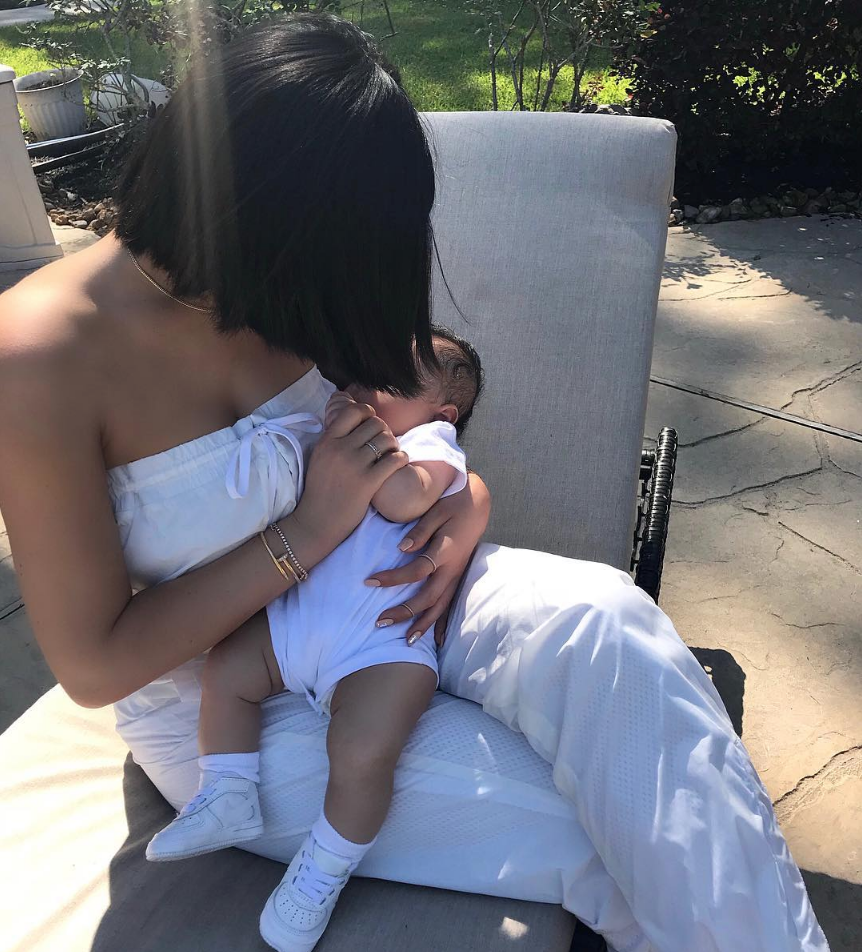 fotos-hija-stormi-kylie-jenner-kardashian-instagram