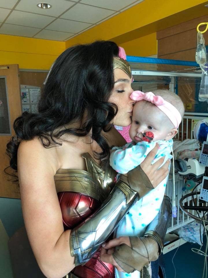 Gal Gadot visita hospital infantil