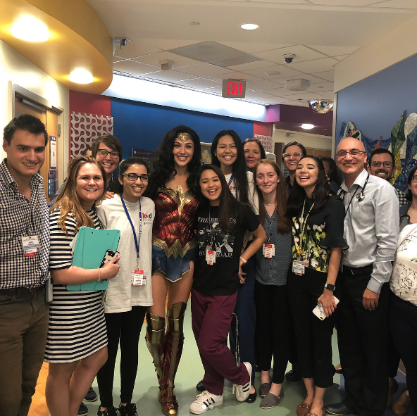 Gal Gadot viSITÓ un hospital Infantil