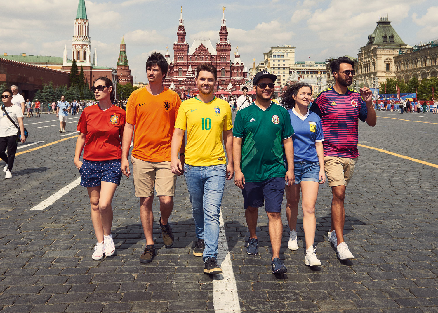 Activistas ocultan bandera gay en Rusia