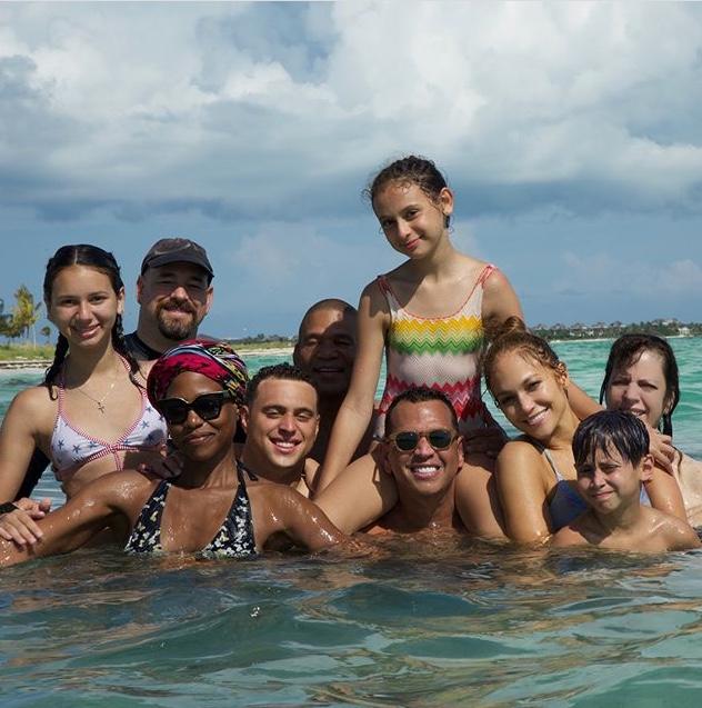 Jennifer Lopez festeja cumpleaños 49