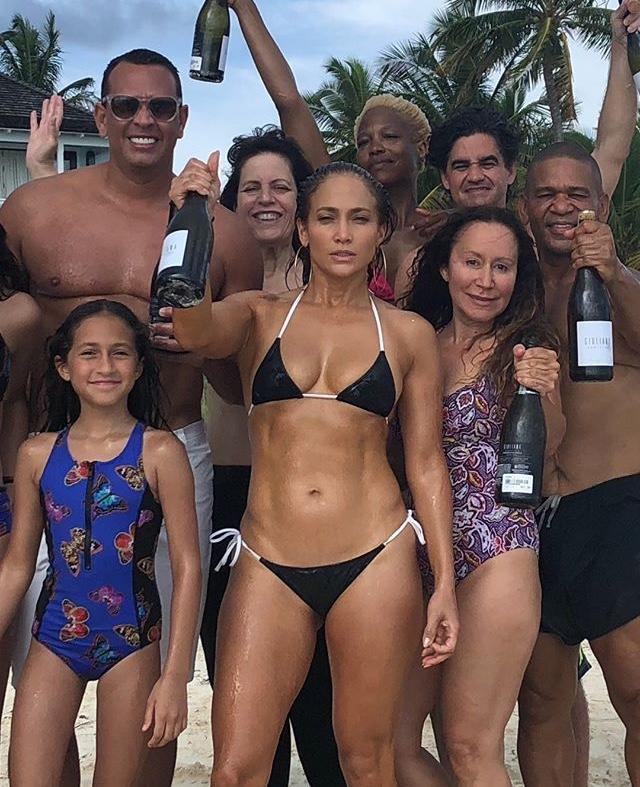 J-Lo celebra cumpleanos numero 49