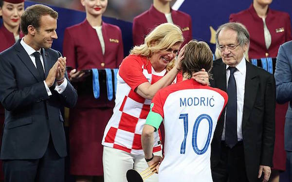 La presidenta de Croacia es la mayor aficionada de su selección