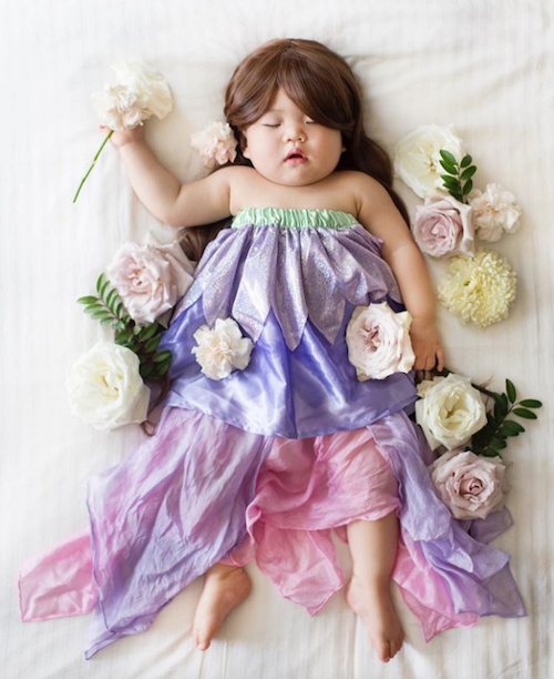 Mamá japonesa transforma las siestas de su hija en fotos increíbles