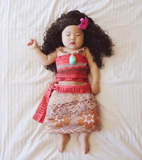 Mamá japonesa transforma las siestas de su hija en fotos increíbles