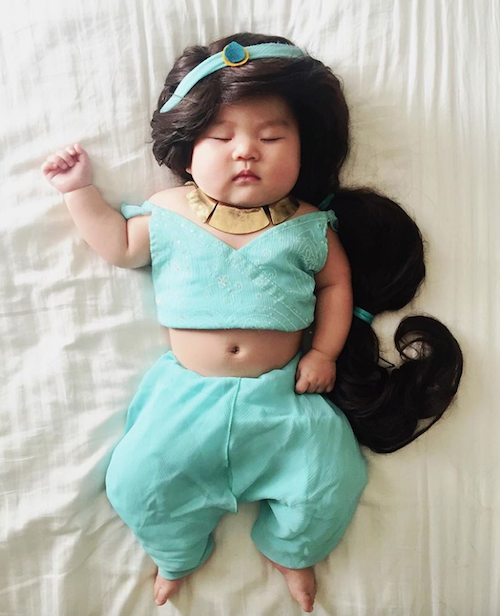Mamá japonesa transforma las siestas de su hija en fotos increíbles