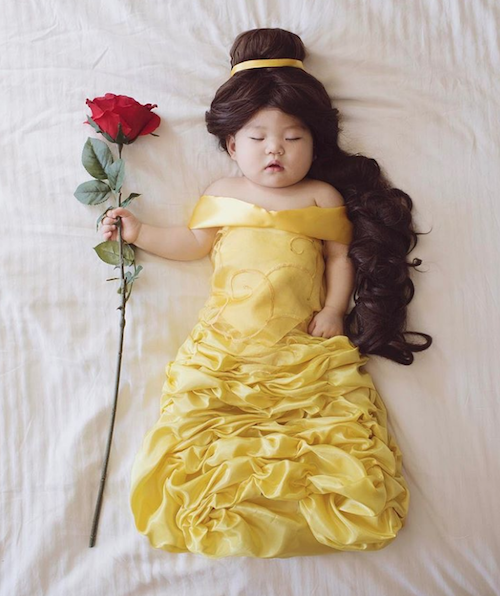 Mamá japonesa transforma las siestas de su hija en fotos increíbles