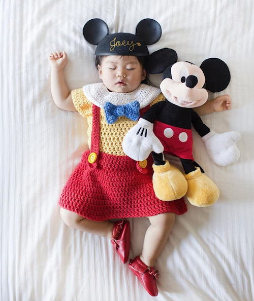 Mamá japonesa transforma las siestas de su hija en fotos increíbles