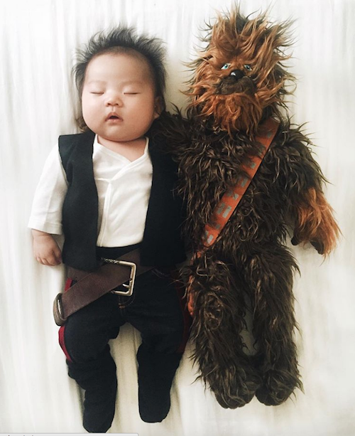 Mamá japonesa transforma las siestas de su hija en fotos increíbles