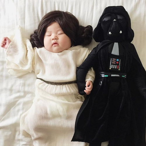 Mamá japonesa transforma las siestas de su hija en fotos increíbles