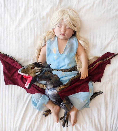 Mamá japonesa transforma las siestas de su hija en fotos increíbles