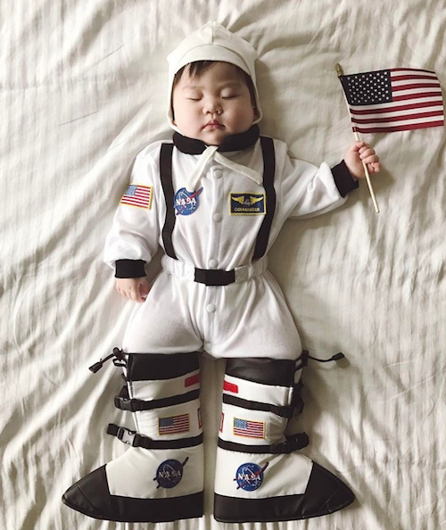Mamá japonesa transforma las siestas de su hija en fotos increíbles