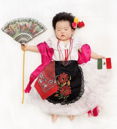 Mamá japonesa transforma las siestas de su hija en fotos increíbles