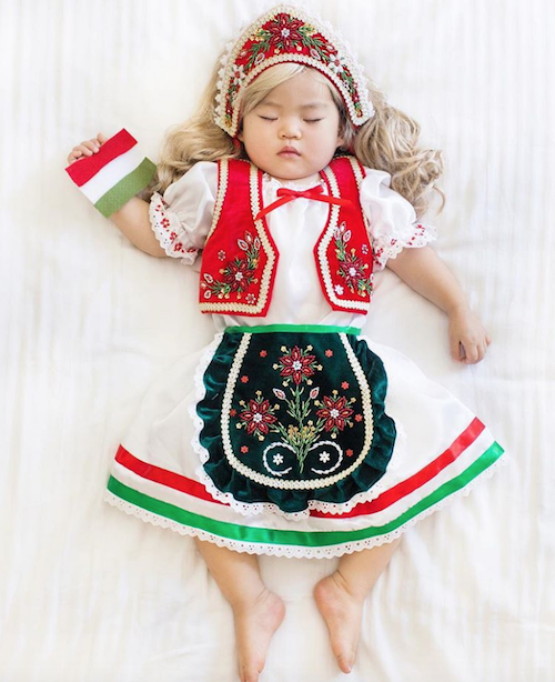 Mamá japonesa transforma las siestas de su hija en fotos increíbles