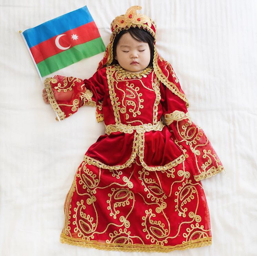 Mamá japonesa transforma las siestas de su hija en fotos increíbles