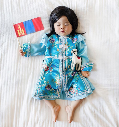 Mamá japonesa transforma las siestas de su hija en fotos increíbles