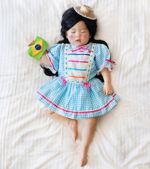 Mamá japonesa transforma las siestas de su hija en fotos increíbles