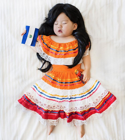 Mamá japonesa transforma las siestas de su hija en fotos increíbles