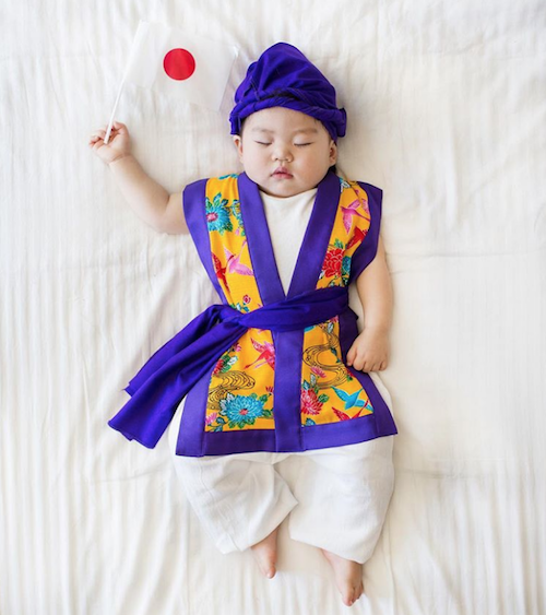 Mamá japonesa transforma las siestas de su hija en fotos increíbles